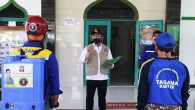Photo of Wagub Banten Tinjau Langsung Penyemprotan Disinfektan di Lebak