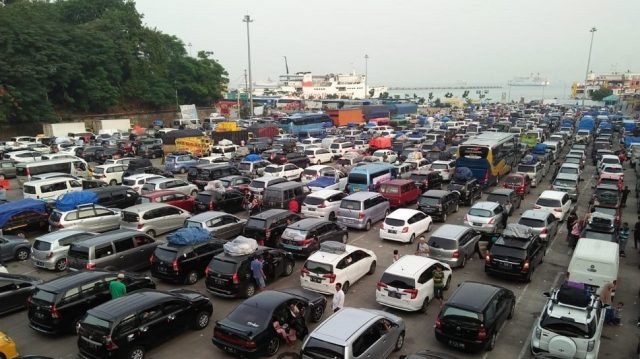 Tol Menuju Merak Macet 8 KM, Pelabuhan Bandar Bakau Jaya Bojonegara Difungsikan untuk Pemudik
